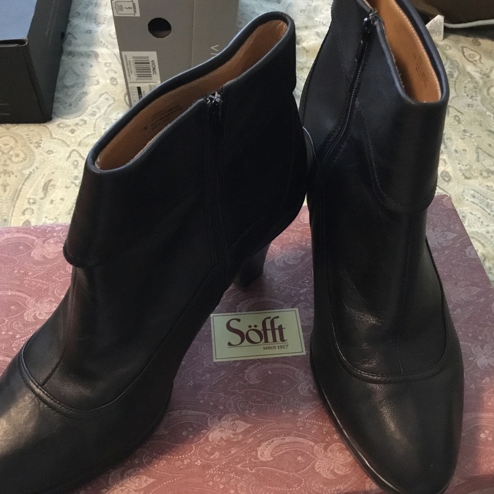 Sofft Black Leather Booties, size 11